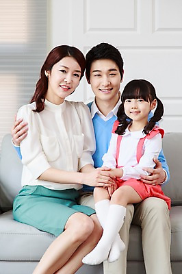 포토 JPG 라이프스타일 여자 남자 딸 어린이 거실 가족 엄마 휴식 함께함 실내 미소 웃음 사람 앉기 동양인 소녀 성인 앞모습 세명 30대 부모 소파 화목 다정 유치원생 한국인 자녀 가족라이프 아빠 핵가족 국내포토 뷰포인트 컨셉 의자 관계 모션 표정 인종 내부 생활 장년 파일형식