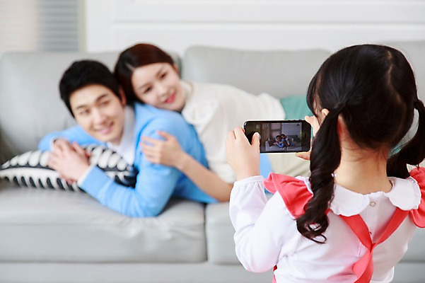 포토 JPG 라이프스타일 여자 남자 딸 어린이 엎드리기 거실 가족 엄마 함께함 실내 미소 웃음 들기 사람 동양인 소녀 상반신 성인 옆모습 뒷모습 아웃포커스 세명 30대 스마트폰 부모 소파 사진촬영 화목 다정 유치원생 한국인 자녀 가족라이프 아빠 핵가족 국내포토 뷰포인트 컨셉 의자 관계 모션 촬영기법 표정 인종 내부 생활 장년 핸드폰 스마트기기 촬영 파일형식