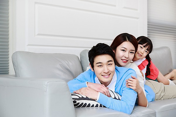 포토 JPG 라이프스타일 여자 남자 딸 어린이 엎드리기 거실 가족 엄마 휴식 함께함 실내 미소 웃음 사람 동양인 소녀 성인 앞모습 세명 30대 부모 소파 화목 다정 유치원생 한국인 자녀 가족라이프 아빠 핵가족 국내포토 뷰포인트 컨셉 의자 관계 모션 표정 인종 내부 생활 장년 파일형식