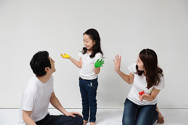 포토 JPG 라이프스타일 여자 남자 딸 어린이 가족 놀이 엄마 함께함 실내 미술 서기 미소 웃음 사람 앉기 동양인 소녀 성인 캐주얼 세명 30대 부모 마주보기 화목 다정 페인트 물감 그림물감 유치원생 한국인 자녀 청바지 가족라이프 그리기 아빠 핵가족 그림 국내포토 옷 컨셉 바지 관계 모션 문화예술 표정 인종 내부 생활 장년 미술도구 파일형식