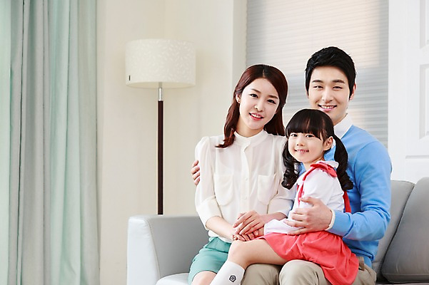 포토 JPG 라이프스타일 여자 남자 딸 어린이 거실 가족 엄마 휴식 함께함 실내 미소 웃음 사람 앉기 동양인 소녀 성인 앞모습 세명 30대 부모 소파 화목 다정 유치원생 한국인 자녀 스탠드 가족라이프 커튼 아빠 핵가족 국내포토 뷰포인트 컨셉 의자 관계 모션 조명 표정 인종 내부 생활 장년 파일형식