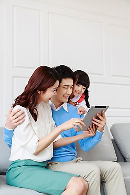 포토 JPG 라이프스타일 응시 여자 남자 딸 어린이 거실 가족 엄마 함께함 실내 미소 웃음 들기 사람 앉기 동양인 소녀 성인 옆모습 세명 30대 부모 소파 태블릿 화목 다정 유치원생 한국인 자녀 웹서핑 가족라이프 아빠 핵가족 국내포토 시선 뷰포인트 컨셉 의자 관계 모션 표정 인종 내부 생활 장년 전자제품 스마트기기 파일형식