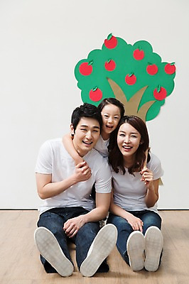 포토 JPG 전신 나무 라이프스타일 여자 열매 남자 딸 어린이 벽 가족 놀이 엄마 함께함 실내 미술 미소 웃음 사람 앉기 동양인 소녀 성인 앞모습 캐주얼 세명 30대 부모 화목 다정 유치원생 한국인 자녀 가족라이프 그리기 아빠 사과 핵가족 그림 국내포토 식물 옷 뷰포인트 컨셉 과일 관계 모션 문화예술 표정 인종 내부 생활 장년 파일형식