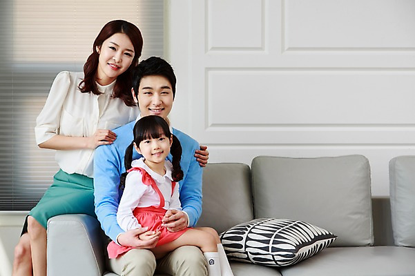 포토 JPG 라이프스타일 여자 남자 딸 어린이 거실 가족 엄마 휴식 함께함 실내 미소 웃음 사람 앉기 동양인 소녀 성인 앞모습 세명 30대 부모 소파 화목 다정 유치원생 한국인 자녀 가족라이프 아빠 핵가족 국내포토 뷰포인트 컨셉 의자 관계 모션 표정 인종 내부 생활 장년 파일형식