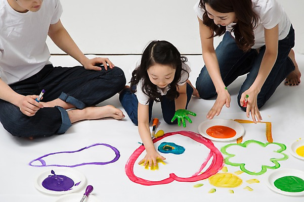 포토 JPG 라이프스타일 접시 여자 남자 딸 어린이 가족 놀이 엄마 함께함 실내 미술 미소 웃음 사람 앉기 동양인 소녀 성인 앞모습 캐주얼 세명 30대 부모 화목 다정 페인트 물감 그림물감 유치원생 한국인 자녀 청바지 붓 가족라이프 그리기 아빠 핵가족 그림 국내포토 식기 옷 뷰포인트 컨셉 바지 관계 모션 문화예술 표정 인종 내부 생활 장년 미술도구 파일형식