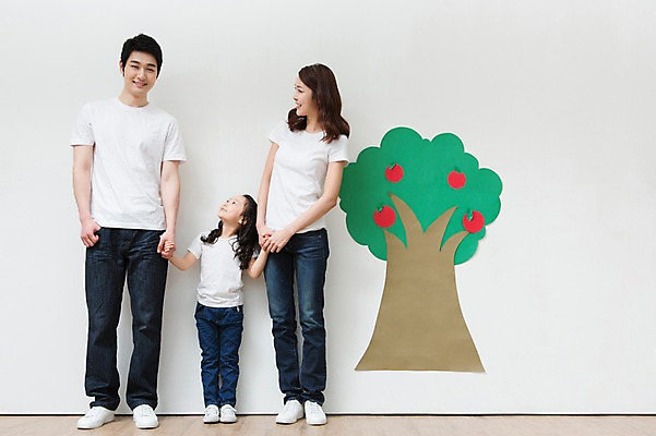 포토 JPG 전신 나무 라이프스타일 여자 열매 남자 딸 어린이 벽 가족 놀이 엄마 함께함 실내 미술 서기 미소 웃음 사람 동양인 소녀 성인 앞모습 캐주얼 세명 30대 부모 손잡기 화목 다정 유치원생 한국인 자녀 청바지 가족라이프 그리기 아빠 사과 핵가족 그림 국내포토 식물 옷 뷰포인트 컨셉 과일 바지 관계 모션 문화예술 표정 인종 내부 생활 장년 파일형식