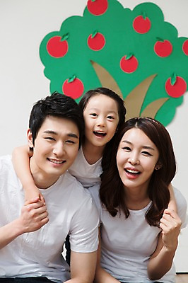 포토 JPG 나무 라이프스타일 여자 열매 남자 딸 어린이 벽 가족 놀이 엄마 함께함 실내 미술 미소 웃음 사람 동양인 소녀 상반신 성인 앞모습 캐주얼 세명 30대 부모 화목 다정 유치원생 한국인 자녀 가족라이프 그리기 아빠 사과 핵가족 그림 국내포토 식물 옷 뷰포인트 컨셉 과일 관계 모션 문화예술 표정 인종 내부 생활 장년 파일형식