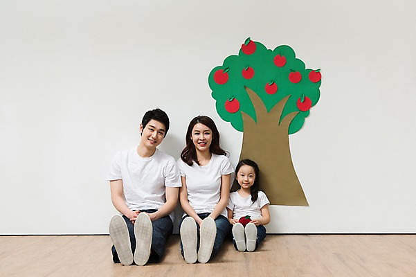 포토 JPG 전신 나무 라이프스타일 여자 열매 남자 딸 어린이 벽 가족 놀이 엄마 함께함 실내 미술 미소 웃음 사람 앉기 동양인 소녀 성인 앞모습 캐주얼 세명 30대 부모 화목 다정 유치원생 한국인 자녀 청바지 가족라이프 그리기 아빠 사과 핵가족 그림 국내포토 식물 옷 뷰포인트 컨셉 과일 바지 관계 모션 문화예술 표정 인종 내부 생활 장년 파일형식