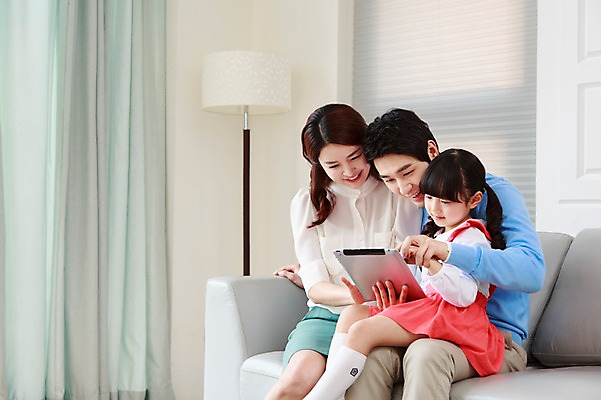 포토 JPG 라이프스타일 응시 여자 남자 딸 어린이 거실 가족 엄마 함께함 실내 미소 웃음 들기 사람 앉기 동양인 소녀 성인 세명 30대 부모 소파 태블릿 화목 다정 유치원생 한국인 자녀 스탠드 웹서핑 가족라이프 커튼 아빠 핵가족 국내포토 시선 컨셉 의자 관계 모션 조명 표정 인종 내부 생활 장년 전자제품 스마트기기 파일형식