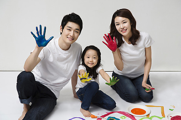 포토 JPG 라이프스타일 접시 여자 남자 딸 어린이 가족 놀이 엄마 함께함 실내 미술 미소 웃음 사람 앉기 동양인 소녀 성인 앞모습 캐주얼 세명 30대 부모 화목 다정 페인트 물감 그림물감 유치원생 한국인 자녀 청바지 붓 가족라이프 그리기 아빠 핵가족 그림 국내포토 식기 옷 뷰포인트 컨셉 바지 관계 모션 문화예술 표정 인종 내부 생활 장년 미술도구 파일형식