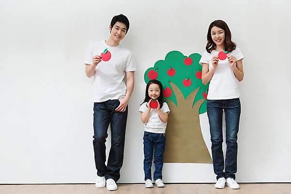 포토 JPG 전신 나무 라이프스타일 여자 열매 남자 딸 어린이 벽 가족 놀이 엄마 함께함 실내 미술 서기 미소 웃음 들기 사람 동양인 소녀 성인 앞모습 캐주얼 세명 30대 부모 화목 다정 유치원생 한국인 자녀 청바지 가족라이프 그리기 아빠 사과 핵가족 그림 국내포토 식물 옷 뷰포인트 컨셉 과일 바지 관계 모션 문화예술 표정 인종 내부 생활 장년 파일형식