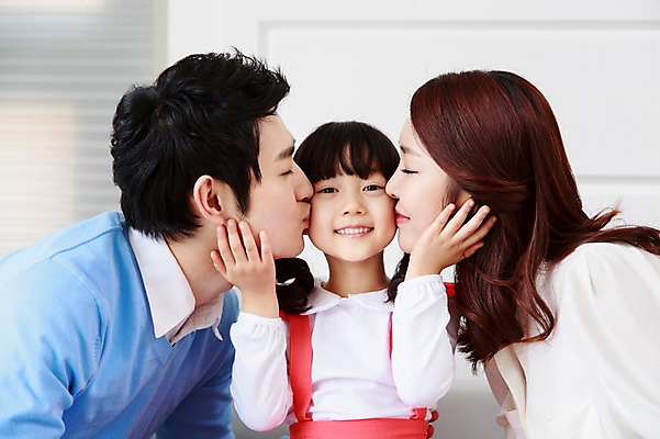 포토 JPG 라이프스타일 여자 남자 딸 어린이 가족 엄마 키스 함께함 실내 사랑 가족애 미소 웃음 사람 동양인 소녀 상반신 성인 앞모습 옆모습 세명 30대 부모 화목 다정 유치원생 한국인 자녀 가족라이프 아빠 핵가족 국내포토 감정 뷰포인트 컨셉 관계 표정 인종 내부 생활 장년 애정표현 파일형식