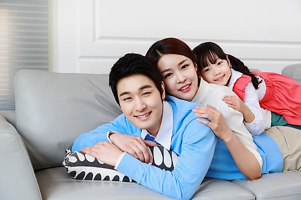 포토 JPG 라이프스타일 여자 남자 딸 어린이 엎드리기 거실 가족 엄마 휴식 함께함 실내 미소 웃음 사람 동양인 소녀 상반신 성인 옆모습 세명 30대 부모 소파 화목 다정 유치원생 한국인 자녀 가족라이프 아빠 핵가족 국내포토 뷰포인트 컨셉 의자 관계 모션 표정 인종 내부 생활 장년 파일형식