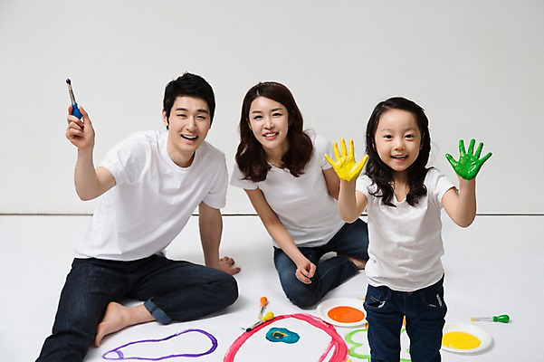 포토 JPG 라이프스타일 접시 여자 남자 딸 어린이 가족 놀이 엄마 함께함 실내 미술 서기 미소 웃음 사람 앉기 동양인 소녀 성인 앞모습 캐주얼 세명 30대 부모 화목 다정 페인트 물감 그림물감 유치원생 한국인 자녀 청바지 붓 가족라이프 그리기 아빠 핵가족 그림 국내포토 식기 옷 뷰포인트 컨셉 바지 관계 모션 문화예술 표정 인종 내부 생활 장년 미술도구 파일형식