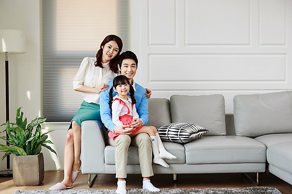 포토 JPG 전신 라이프스타일 여자 남자 딸 화분 어린이 거실 가족 엄마 휴식 함께함 실내 미소 웃음 사람 앉기 동양인 소녀 성인 앞모습 세명 30대 부모 소파 화목 다정 유치원생 한국인 자녀 스탠드 가족라이프 아빠 핵가족 국내포토 뷰포인트 컨셉 의자 관계 모션 조명 표정 인종 내부 생활 장년 파일형식