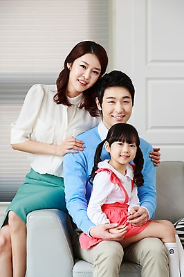 포토 JPG 라이프스타일 여자 남자 딸 어린이 거실 가족 엄마 휴식 함께함 실내 미소 웃음 사람 앉기 동양인 소녀 성인 앞모습 세명 30대 부모 소파 화목 다정 유치원생 한국인 자녀 가족라이프 아빠 핵가족 국내포토 뷰포인트 컨셉 의자 관계 모션 표정 인종 내부 생활 장년 파일형식