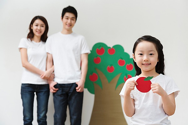 포토 JPG 나무 라이프스타일 여자 열매 남자 딸 어린이 벽 가족 놀이 엄마 함께함 실내 미술 서기 미소 웃음 들기 사람 동양인 소녀 성인 앞모습 아웃포커스 캐주얼 세명 30대 부모 화목 다정 유치원생 한국인 자녀 청바지 가족라이프 그리기 아빠 사과 핵가족 그림 국내포토 식물 옷 뷰포인트 컨셉 과일 바지 관계 모션 문화예술 촬영기법 표정 인종 내부 생활 장년 파일형식