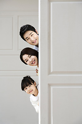 포토 JPG 라이프스타일 여자 남자 딸 어린이 벽 장난 가족 놀이 엄마 함께함 실내 미소 웃음 사람 동양인 소녀 성인 앞모습 세명 30대 부모 화목 다정 유치원생 한국인 자녀 가족라이프 아빠 핵가족 국내포토 뷰포인트 컨셉 관계 표정 인종 내부 생활 장년 파일형식