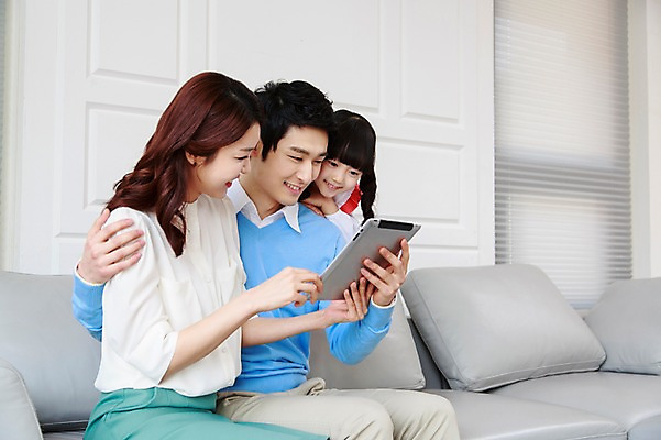 포토 JPG 라이프스타일 응시 여자 남자 딸 어린이 거실 가족 엄마 함께함 실내 미소 웃음 들기 사람 앉기 동양인 소녀 성인 옆모습 세명 30대 부모 소파 태블릿 화목 다정 유치원생 한국인 자녀 웹서핑 가족라이프 아빠 핵가족 국내포토 시선 뷰포인트 컨셉 의자 관계 모션 표정 인종 내부 생활 장년 전자제품 스마트기기 파일형식