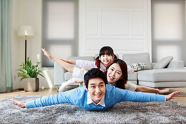 포토 JPG 전신 라이프스타일 여자 남자 딸 화분 어린이 엎드리기 거실 가족 놀이 엄마 팔벌리기 함께함 실내 미소 웃음 사람 동양인 소녀 성인 앞모습 세명 30대 부모 소파 화목 다정 카펫 유치원생 한국인 매트 자녀 스탠드 가족라이프 아빠 핵가족 국내포토 뷰포인트 컨셉 의자 관계 모션 조명 표정 인종 내부 생활 장년 파일형식