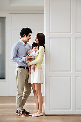 포토 JPG 전신 라이프스타일 여자 남자 아들 벽 가족 안기 엄마 함께함 실내 서기 미소 웃음 사람 동양인 성인 옆모습 세명 30대 부모 마주보기 화목 다정 한국인 자녀 아기 가족라이프 아빠 핵가족 국내포토 뷰포인트 컨셉 관계 모션 표정 인종 내부 생활 장년 파일형식