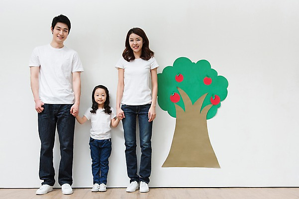 포토 JPG 전신 나무 라이프스타일 여자 열매 남자 딸 어린이 벽 가족 놀이 엄마 함께함 실내 미술 서기 미소 웃음 사람 동양인 소녀 성인 앞모습 캐주얼 세명 30대 부모 손잡기 화목 다정 유치원생 한국인 자녀 청바지 가족라이프 그리기 아빠 사과 핵가족 그림 국내포토 식물 옷 뷰포인트 컨셉 과일 바지 관계 모션 문화예술 표정 인종 내부 생활 장년 파일형식