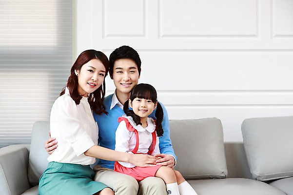 포토 JPG 라이프스타일 여자 남자 딸 어린이 거실 가족 엄마 휴식 함께함 실내 미소 웃음 사람 앉기 동양인 소녀 성인 앞모습 세명 30대 부모 소파 화목 다정 유치원생 한국인 자녀 가족라이프 아빠 핵가족 국내포토 뷰포인트 컨셉 의자 관계 모션 표정 인종 내부 생활 장년 파일형식