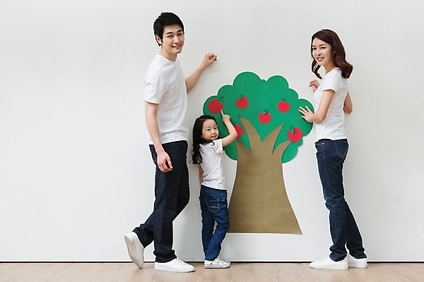 포토 JPG 전신 나무 라이프스타일 여자 열매 남자 딸 어린이 벽 가족 놀이 엄마 함께함 실내 미술 서기 미소 웃음 사람 동양인 소녀 성인 옆모습 캐주얼 세명 30대 부모 화목 다정 유치원생 한국인 자녀 청바지 가족라이프 그리기 아빠 사과 핵가족 그림 국내포토 식물 옷 뷰포인트 컨셉 과일 바지 관계 모션 문화예술 표정 인종 내부 생활 장년 파일형식