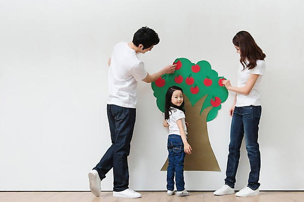 포토 JPG 전신 나무 라이프스타일 여자 열매 남자 딸 어린이 벽 가족 놀이 엄마 함께함 실내 미술 서기 사람 동양인 소녀 성인 옆모습 캐주얼 세명 30대 부모 화목 다정 유치원생 한국인 자녀 청바지 가족라이프 그리기 아빠 사과 핵가족 그림 국내포토 식물 옷 뷰포인트 컨셉 과일 바지 관계 모션 문화예술 인종 내부 생활 장년 파일형식