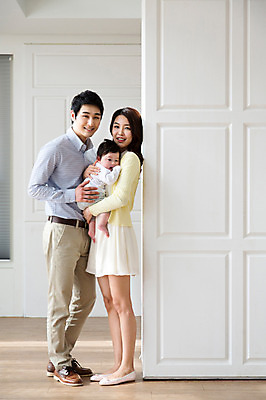 포토 JPG 전신 라이프스타일 여자 남자 아들 벽 가족 안기 엄마 함께함 실내 서기 미소 웃음 사람 동양인 성인 옆모습 세명 30대 부모 화목 다정 한국인 자녀 아기 가족라이프 아빠 핵가족 국내포토 뷰포인트 컨셉 관계 모션 표정 인종 내부 생활 장년 파일형식