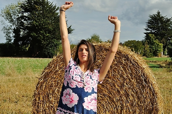 포토 JPG 해외이미지 밭 자연 갈색머리 한명 농작물 시골 시리얼 밀짚 해외202004 해외포토 1 헤어스타일 음식 농업 사람 짚 생태계 파일형식 이미지허브