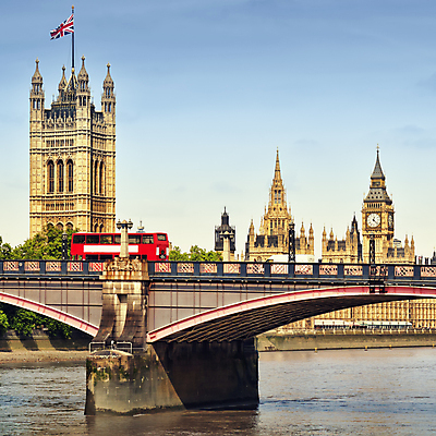 포토 JPG 해외이미지 유럽 하늘 영국 잉글랜드 버스 사람없음 건물 빨간색 세로 여름 강 도시풍경 젖음 도시 런던 시티라이프 빅벤 스카이라인 빅토리아 정부 해외202004 해외포토 라이프스타일 건축물 계절 나라 육상교통 컬러 대중교통 풍경 시계탑 파일형식 이미지허브