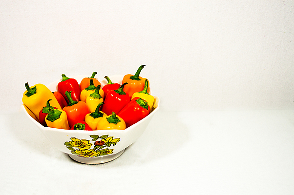 포토 JPG 해외이미지 접시 음식 백그라운드 채소 오렌지 재료 탁자 피망 사람없음 장식 빨간색 컬러풀 노란색 주방 흰색 사발 달콤 맛 유기농 매움 해외202004 해외포토 식기 웰빙 컬러 가구 컨셉 과일 사기그릇 파일형식 이미지허브