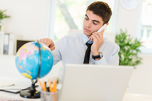 포토 JPG 해외이미지 직업 응시 여행 생각 비즈니스 성공 대화 한명 앉기 가로 노트북 스마트폰 사무실 지구본 글로벌비즈니스 작업 비즈니스맨 시장 전문직 계획 경영자 통화 해외202004 해외포토 1 시선 남자 컨셉 모션 말하기 사람 전자제품 핸드폰 스마트기기 글로벌 직장인 리더 파일형식 이미지허브