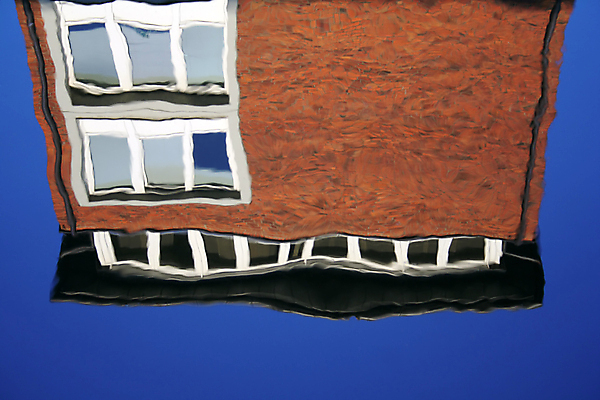 포토 JPG 해외이미지 벽 건축양식 창문 표면 추상 벽돌 주택 독일 사람없음 건물 빨간색 물 파란색 강 반사 거울 액체 웨이브 운하 오해 환각 해외202004 해외포토 자연요소 건축물 건축 유럽 컬러 무늬 증상 파일형식 이미지허브