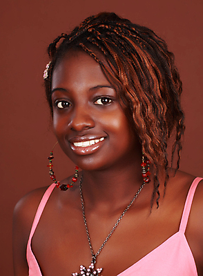 포토 JPG 해외이미지 얼굴 한명 미소 갈색 검은색 해외202004 해외포토 1 컬러 표정 사람 신체부위 파일형식 이미지허브