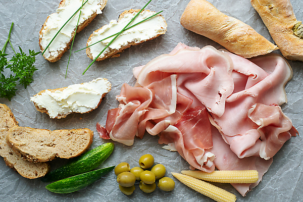 포토 JPG 해외이미지 전통 종이 음식 빵 백그라운드 채소 오이 샌드위치 건강 사람없음 소풍 요식업 검은색 식사 저녁식사 추위 신선 소시지 자르기 올리브 매움 햄 슬라이스 베이컨 구김 살라미 해외202004 해외포토 열매 산업 컬러 모션 육류 돼지고기 야외활동 가공식품 맛 파일형식 이미지허브