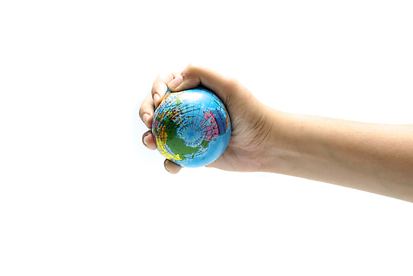 포토 JPG 해외이미지 손 지구 실내 들기 신체부위 지구본 잡기 해외202004 해외포토 모션 사람 내부 파일형식 이미지허브