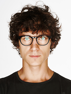 포토 JPG 해외이미지 백인 라이프스타일 남자 행복 감정 얼굴 성공 실내 한명 미소 사람 소년 성인 긍정 해외202004 해외포토 서양인 1 어린이 컨셉 표정 내부 생활 신체부위 파일형식 이미지허브