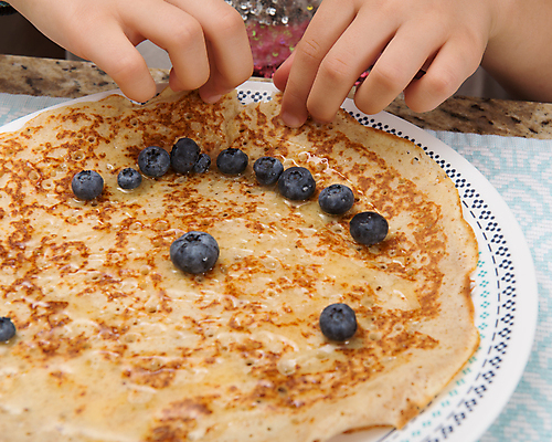 포토 JPG 해외이미지 전통 접시 손 계절 열매 어린이 음식 백그라운드 과일 손가락 아침 디저트 건강 요리 사람없음 쌓기 식사 빵집 신선 달콤 맛 아침식사 설탕 굽기 먹기 블루베리 꿀 팬케이크 페스츄리 해외202004 해외포토 주간 식물 식기 빵 컨셉 모션 사람 신체부위 케이크 상점 구이 파일형식 이미지허브