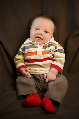 포토 JPG 해외이미지 모델 행복 아들 어린이 휴가 한명 사람 앉기 소년 기쁨 표현 아기 닫기 해외202004 해외포토 1 남자 감정 가족 모션 파일형식 이미지허브