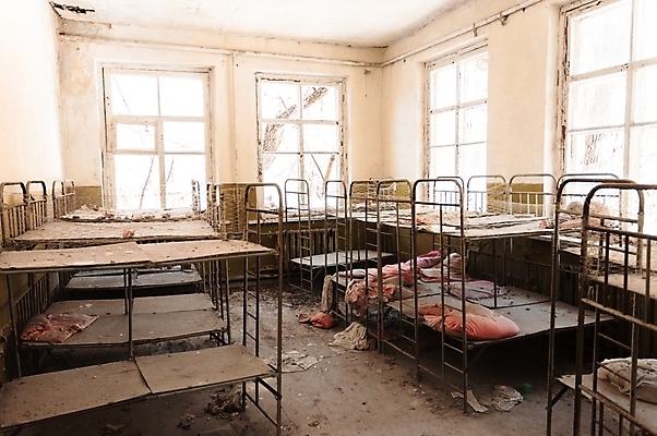 포토 JPG 해외이미지 산업 종이 어린이 창문 베개 바닥 주택 실내 사람없음 내부 책 가로 빛 장난감 노란색 검은색 어둠 유치원 놀이방 침실 방 흰색 침대 죽음 위험 작음 담요 버리기 오브젝트 부드러움 그런지 깨짐 소비에트 파멸 해외202004 해외포토 교육 컬러 가구 컨셉 침구 모션 사람 건물 감각 크기 파일형식 소멸 이미지허브