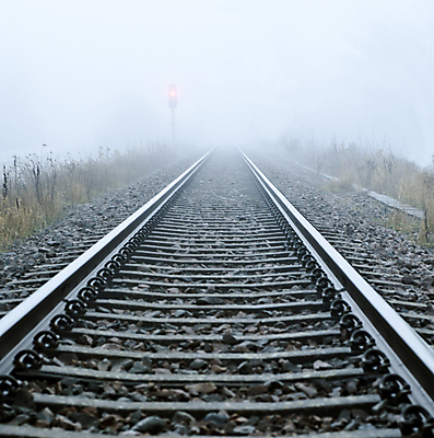 포토 JPG 해외이미지 선 여행 교통시설 아침 날씨 풍경 사람없음 빨간색 빛 금속 황혼 회색 기차 추위 안개 화물 가을 시골 지시 연결 방향 철 속도 신호 트랙 장면 흐림 선로 줄서기 철강 철책 소멸 해외202004 해외포토 주간 계절 육상교통 컬러 교통 모션 재질 대중교통 일몰 운송업 시설 파일형식 이미지허브