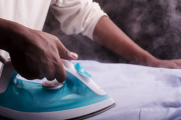 포토 JPG 해외이미지 라이프스타일 손 옷 셔츠 가사 가정 주택 한명 사람 뜨거움 주름 빨래 수증기 철 준비 언론 해외202004 해외포토 1 상의 건물 생활 신체부위 파일형식 이미지허브