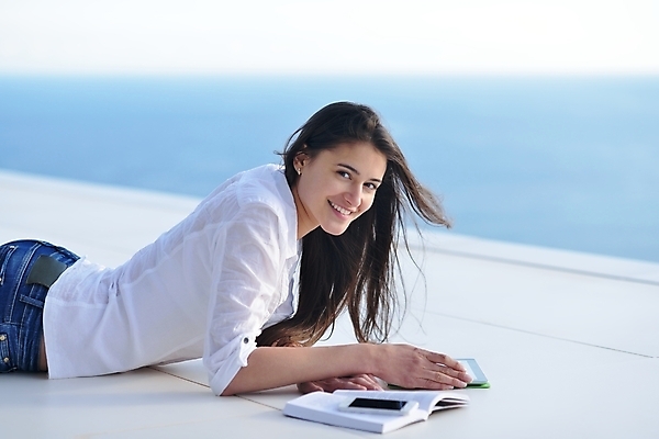 포토 JPG 해외이미지 응시 여자 엎드리기 하늘 바람 한명 상반신 성인 야외 책 스마트폰 태블릿 비즈니스우먼 야외테라스 성인여자한명만 흩날리기 해외포토 자연요소 1 시선 비즈니스 모션 날씨 사람 전자제품 핸드폰 스마트기기 발코니 직장인 여자한명만 성인여자만 파일형식 이미지허브