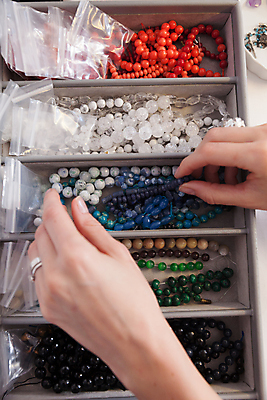 포토 JPG 해외이미지 직업 손 산업 장신구 노동자 한명 금속 장비 도구 공구 반지 업무 작업 작업실 황금 제조 은색 보석 만들기 핸드메이드 많음 해외202004 해외포토 1 컬러 컨셉 모션 재질 사람 신체부위 광석 파일형식 이미지허브