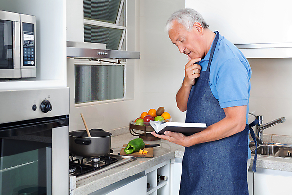 포토 JPG 해외이미지 백인 라이프스타일 남자 음식 채소 모바일 주택 건강 요리 한명 미소 사람 성인 취미 책 주방 요리사 식사 앞치마 기구 신선 잡기 60대 냄비 난로 자르기 은퇴 계산대 준비 70대 레시피 연금 옛날 해외202004 해외포토 서양인 직업 1 노년 모션 표정 건물 생활 솥 난방기 파일형식 이미지허브