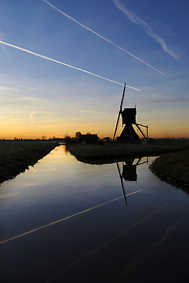 포토 JPG 해외이미지 실루엣 오렌지 아침 비행기 사람없음 물 반사 일출 줄무늬 네덜란드 방앗간 해외202004 해외포토 주간 자연요소 유럽 무늬 과일 항공교통 대중교통 촬영기법 노을 파일형식 이미지허브