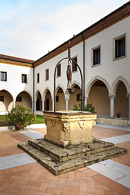 포토 JPG 해외이미지 유럽 기독교 종교 건축양식 창문 그림자 사람없음 목재 초록색 성당 교회 정원 검은색 침묵 이탈리아 천주교 흰색 기둥 복도 중세 역사 터널 클래식 신비 양동이 아치 정사각형 대리석 수도원 천연기념물 고딕 대칭 수녀원 옛날 줄서기 회랑 해외202004 해외포토 도형 나무 건축물 건축 나라 길 컬러 컨셉 재료 종교건축 모션 건물 소리 파일형식 이미지허브