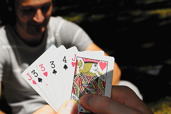 포토 JPG 해외이미지 백인 라이프스타일 손 공원 남자 놀이 함께함 3 한명 사람 경기 목재 초록색 친구 게임 흰색 잡기 신용카드 해외202004 해외포토 서양인 나무 1 공공시설 스포츠 컬러 컨셉 재료 관계 모션 생활 신체부위 금융 파일형식 이미지허브